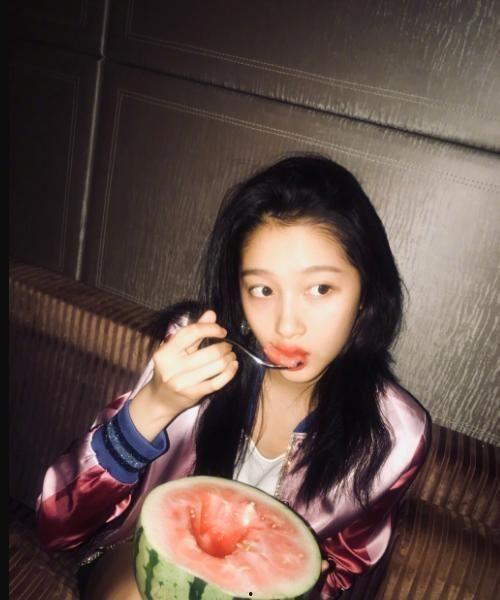 美女寺庙吃瓜图片视频下载,网络热议的神秘画面揭秘