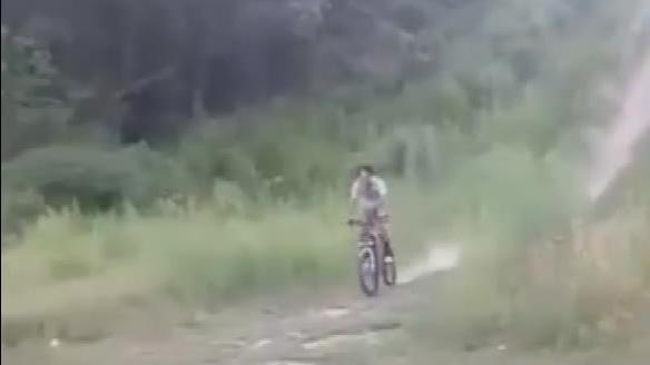 外国人作死吃瓜视频,作死吃瓜视频引发热议